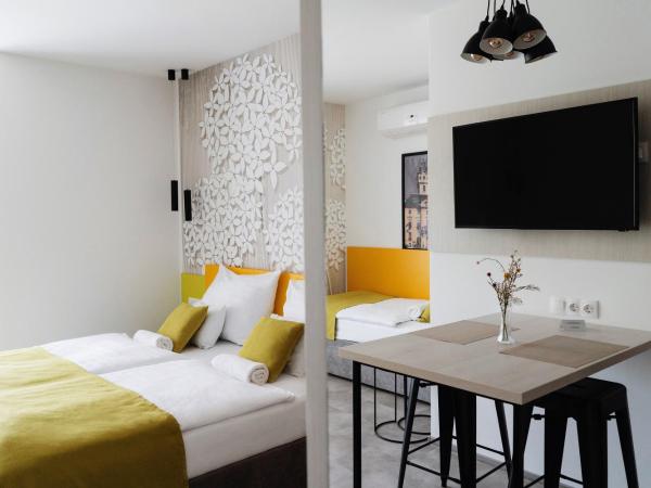 RIVA Szeged : photo 7 de la chambre chambre double ou lits jumeaux avec lit d'appoint