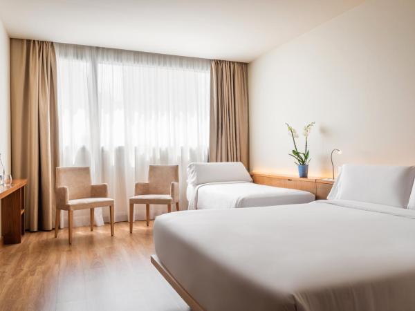 Hotel SB Diagonal Zero 4 Sup : photo 2 de la chambre chambre double (2 adultes + 1 enfant) 1 ou 2 lits