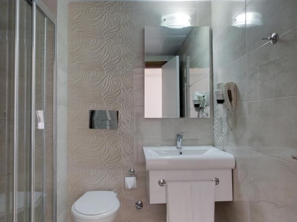 Comfort Ada Class Hotel : photo 4 de la chambre chambre familiale (2 adultes et 2 enfants)