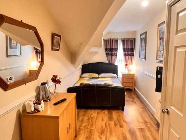 Castle Lodge Guest House 86-88 Sheil Rd L6 3AF : photo 1 de la chambre chambre double avec salle de bains privative