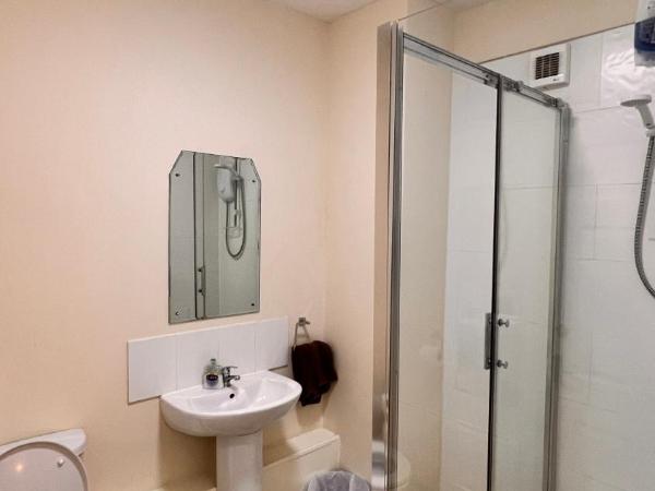 Castle Lodge Guest House 86-88 Sheil Rd L6 3AF : photo 4 de la chambre chambre familiale (5 adultes)