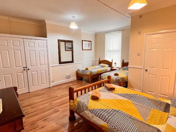 Castle Lodge Guest House 86-88 Sheil Rd L6 3AF : photo 3 de la chambre chambre triple avec salle de bains privative