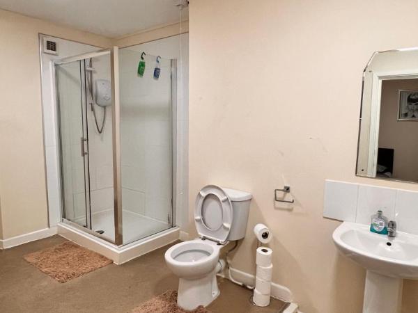 Castle Lodge Guest House 86-88 Sheil Rd L6 3AF : photo 8 de la chambre chambre familiale (4 adultes) 