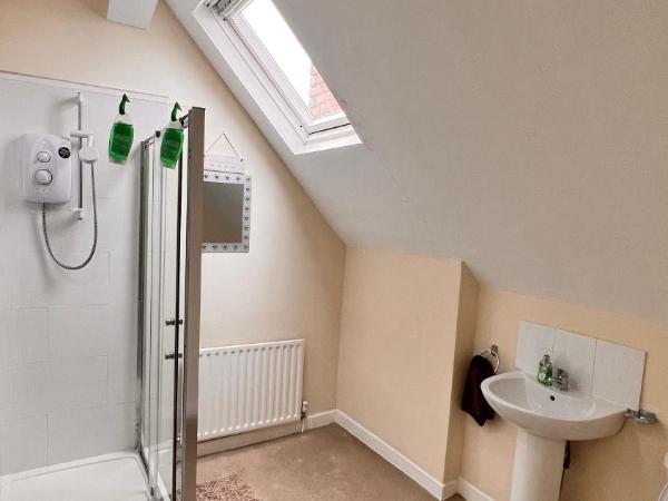 Castle Lodge Guest House 86-88 Sheil Rd L6 3AF : photo 6 de la chambre chambre double avec lit d'appoint