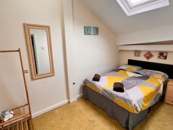 Castle Lodge Guest House 86-88 Sheil Rd L6 3AF : photo 3 de la chambre chambre double avec lit d'appoint