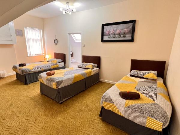 Castle Lodge Guest House 86-88 Sheil Rd L6 3AF : photo 4 de la chambre chambre triple avec salle de bains privative