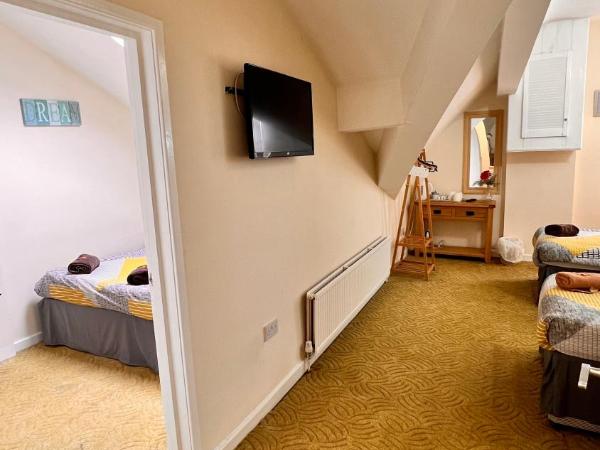 Castle Lodge Guest House 86-88 Sheil Rd L6 3AF : photo 2 de la chambre chambre double avec lit d'appoint