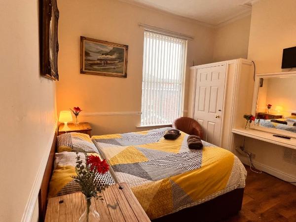 Castle Lodge Guest House 86-88 Sheil Rd L6 3AF : photo 2 de la chambre chambre double avec salle de bains privative