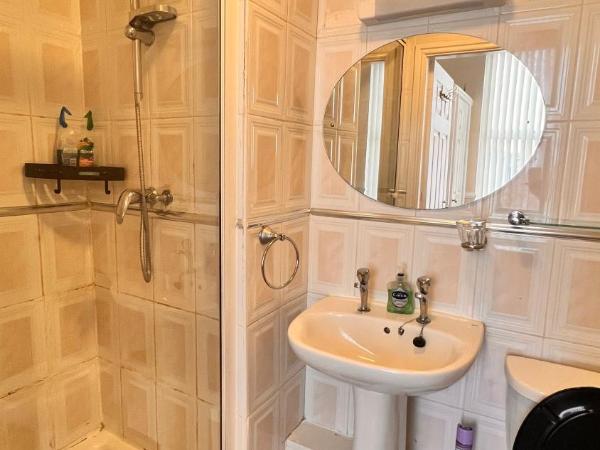 Castle Lodge Guest House 86-88 Sheil Rd L6 3AF : photo 3 de la chambre chambre double avec salle de bains privative