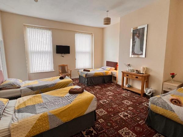 Castle Lodge Guest House 86-88 Sheil Rd L6 3AF : photo 5 de la chambre chambre familiale (4 adultes) 