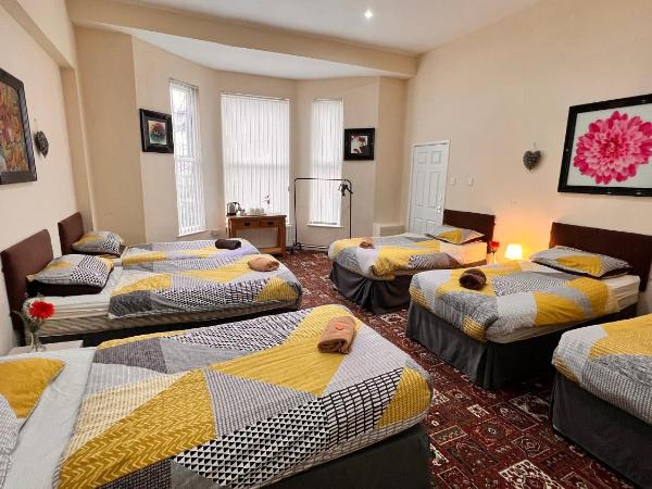 Castle Lodge Guest House 86-88 Sheil Rd L6 3AF : photo 1 de la chambre chambre familiale (6 adultes)