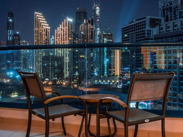 Radisson Blu Hotel, Dubai Waterfront : photo 2 de la chambre chambre premium avec balcon - vue sur burj khalifa
