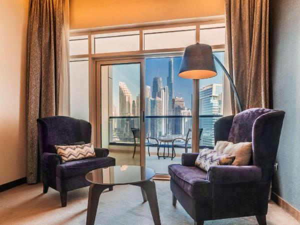 Radisson Blu Hotel, Dubai Waterfront : photo 4 de la chambre chambre premium avec balcon - vue sur burj khalifa