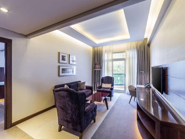 Radisson Blu Hotel, Dubai Waterfront : photo 3 de la chambre suite junior avec accès au salon