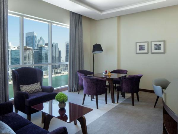 Radisson Blu Hotel, Dubai Waterfront : photo 4 de la chambre suite avec accès au salon