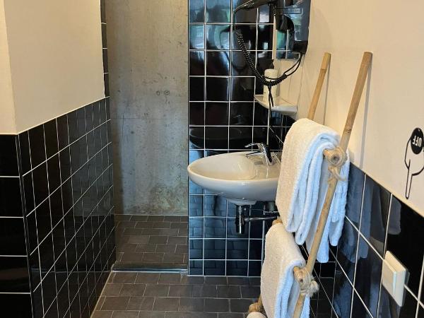 ClinkMama : photo 5 de la chambre chambre double supérieure avec salle de bains