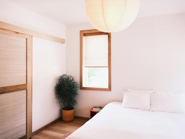 guesthouse by good neighbor : photo 1 de la chambre suite lit king-size avec balcon