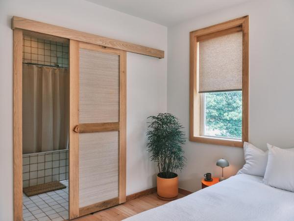 guesthouse by good neighbor : photo 9 de la chambre suite lit king-size avec balcon