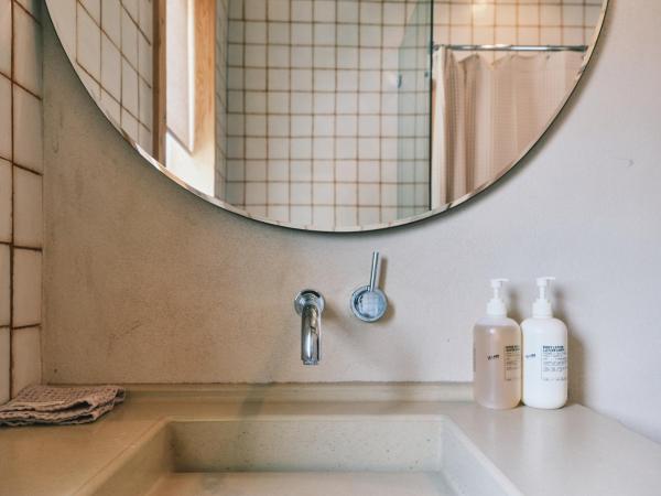 guesthouse by good neighbor : photo 7 de la chambre suite lit king-size avec balcon