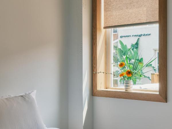 guesthouse by good neighbor : photo 3 de la chambre suite lit king-size avec balcon