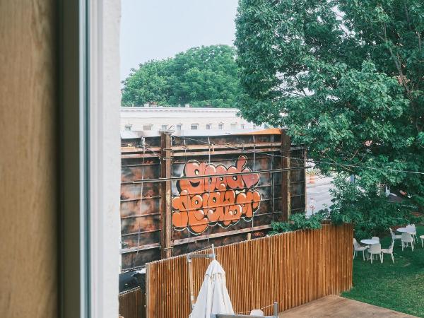 guesthouse by good neighbor : photo 10 de la chambre suite lit king-size avec balcon