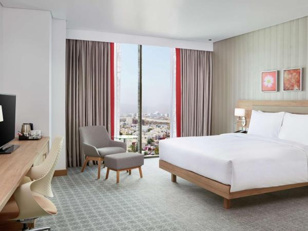 Hilton Garden Inn Muscat Al Khuwair : photo 2 de la chambre chambre lit king-size supérieure
