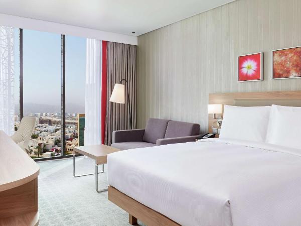 Hilton Garden Inn Muscat Al Khuwair : photo 1 de la chambre chambre familiale lit king-size communicante 