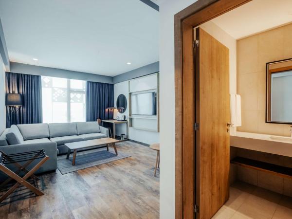 Hilton Garden Inn Casablanca Sud : photo 2 de la chambre suite 1 chambre lit king-size