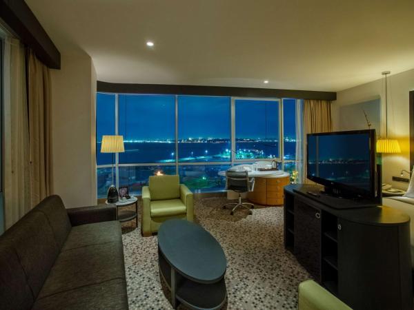 DoubleTree By Hilton Istanbul - Moda : photo 2 de la chambre suite junior avec lit king-size - vue sur mer