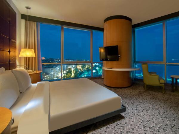 DoubleTree By Hilton Istanbul - Moda : photo 1 de la chambre suite familiale avec salon 