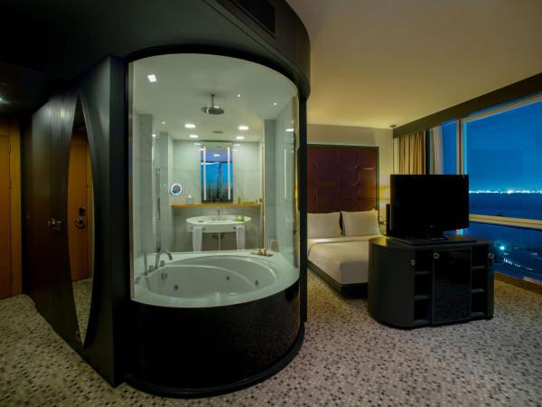 DoubleTree By Hilton Istanbul - Moda : photo 4 de la chambre chambre d'angle avec lit king-size - vue sur mer