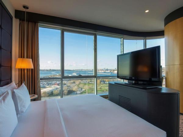 DoubleTree By Hilton Istanbul - Moda : photo 1 de la chambre chambre d'angle avec lit king-size - vue sur mer