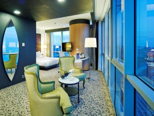 DoubleTree By Hilton Istanbul - Moda : photo 3 de la chambre suite familiale avec salon 