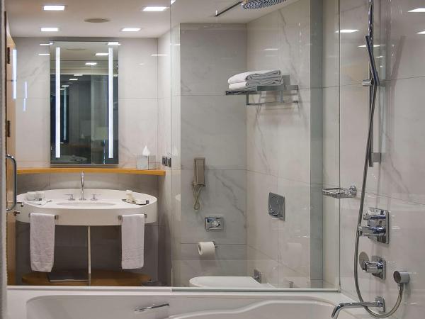 DoubleTree By Hilton Istanbul - Moda : photo 4 de la chambre chambre deluxe lit king-size premium - vue sur mer