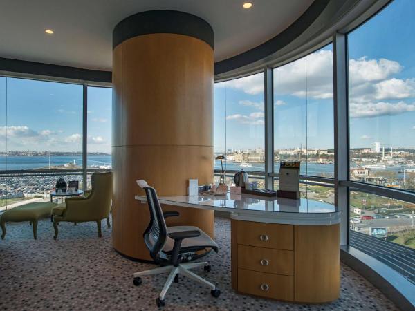 DoubleTree By Hilton Istanbul - Moda : photo 5 de la chambre chambre d'angle avec lit king-size - vue sur mer