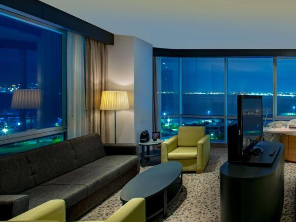 DoubleTree By Hilton Istanbul - Moda : photo 3 de la chambre suite junior lits jumeaux avec vue sur mer