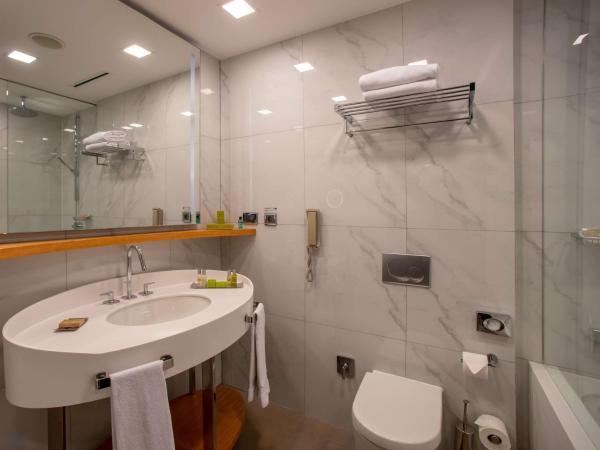 DoubleTree By Hilton Istanbul - Moda : photo 4 de la chambre suite familiale avec salon 