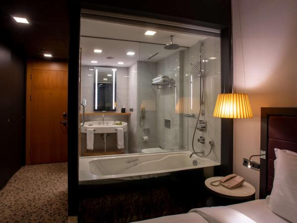 DoubleTree By Hilton Istanbul - Moda : photo 3 de la chambre suite junior avec lit king-size - vue sur mer