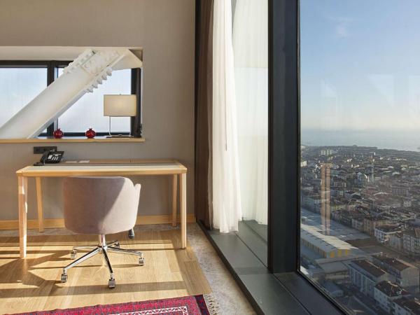 DoubleTree by Hilton Istanbul-Avcilar : photo 1 de la chambre suite lit king-size en duplex avec vue