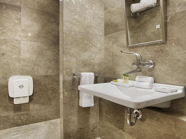DoubleTree by Hilton Istanbul-Avcilar : photo 1 de la chambre chambre lit king-size - accessible aux personnes à mobilité réduite