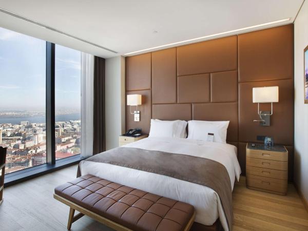 DoubleTree by Hilton Istanbul-Avcilar : photo 1 de la chambre chambre king premium avec vue sur le lac 