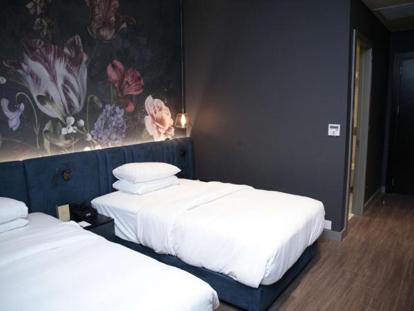 DoubleTree By Hilton Izmir Airport : photo 2 de la chambre chambre lits jumeaux