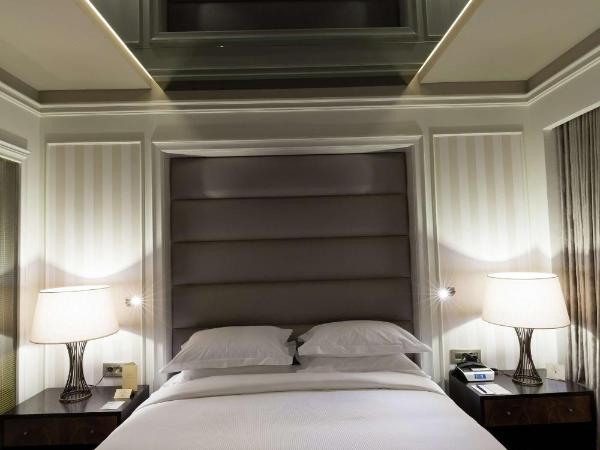 DoubleTree By Hilton Izmir Airport : photo 2 de la chambre chambre lit king-size supérieure avec terrasse