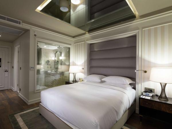 DoubleTree By Hilton Izmir Airport : photo 1 de la chambre chambre lit king-size supérieure avec terrasse