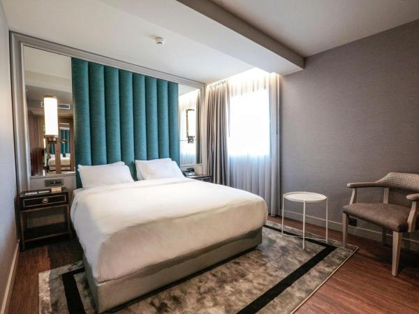 DoubleTree By Hilton Izmir Airport : photo 1 de la chambre chambre lit king-size