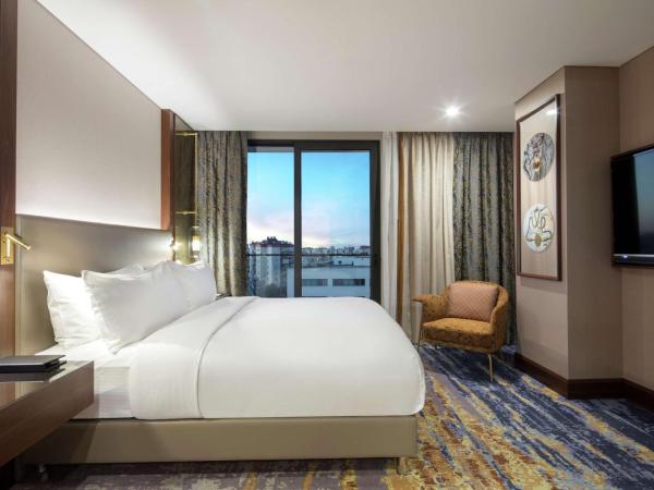 Doubletree By Hilton Antalya City Centre : photo 2 de la chambre chambre lit king-size - vue sur ville