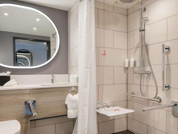 Hilton Glasgow : photo 2 de la chambre chambre lit king-size pour personnes à mobilité réduite - douche accessible en fauteuil roulant