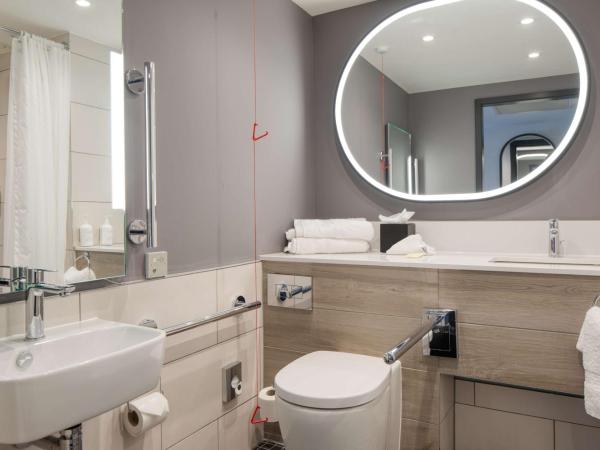 Hilton Glasgow : photo 4 de la chambre chambre lit king-size pour personnes à mobilité réduite - douche accessible en fauteuil roulant