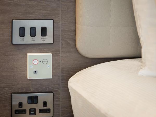 Hilton Glasgow : photo 4 de la chambre chambre lit king-size pour personnes à mobilité réduite - douche accessible en fauteuil roulant