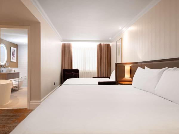 Hilton London Hyde Park : photo 6 de la chambre grande chambre lit king-size supérieure avec canapé-lit